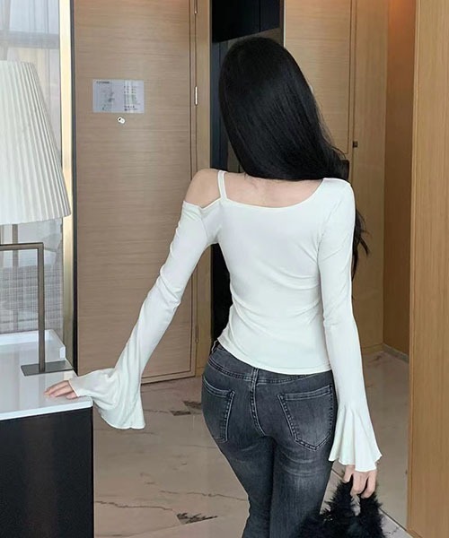 gossip！ロサンゼルス（ゴシップロサンゼルス）の「アシメネック  ドローコード   フレアスリーブ ウエストマーク トップス（Tシャツ/カットソー・レディース・アイボリー/ブラック・M/L/S）」の8枚目の写真