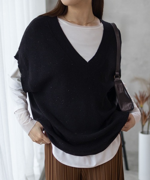 HusHusH（ハッシュアッシュ）の「HusHusH Vネックラメベスト（ベスト・レディース・ブラック/ブラウン系その他/グレイッシュベージュ・フリー）」の2枚目の写真