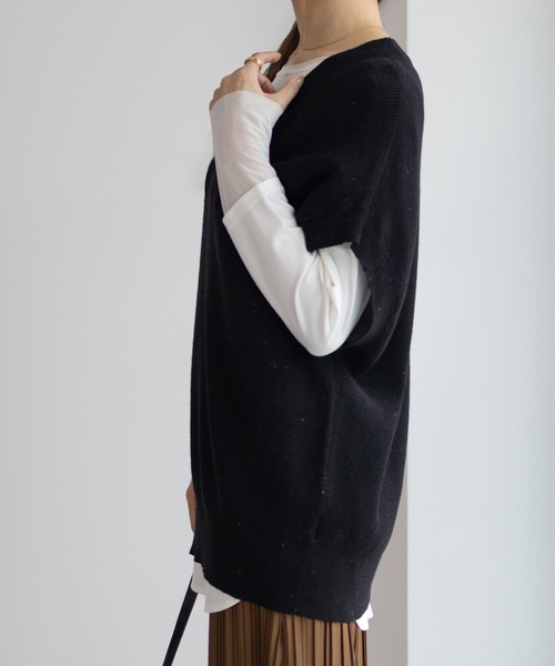 HusHusH（ハッシュアッシュ）の「HusHusH Vネックラメベスト（ベスト・レディース・ブラック/ブラウン系その他/グレイッシュベージュ・フリー）」の7枚目の写真