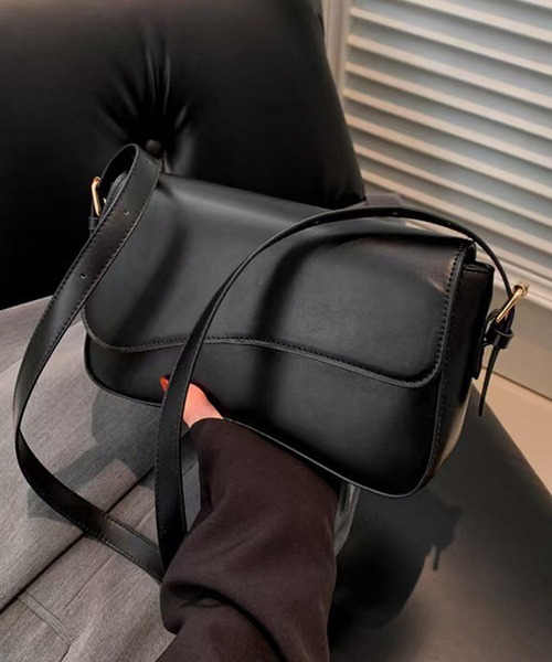 folka（フォルカ）の「3-11E101 スクエア　調節可能　ショルダーバッグ ブラック（ショルダーバッグ・レディース・ブラック・ONESIZE）」の8枚目の写真