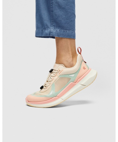 ECCO(エコー)の「ECCO バイオム 2.2 本革 レディース 多用途 アスレジャースニーカー(スニーカー・レディース・ベージュ系その他・37/38)」の2枚目の写真