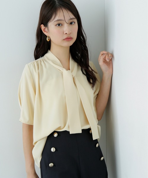 N.(N. Natural Beauty Basic)(エヌエヌナチュラルビューティーベーシック)の「ラチネボウタイブラウス(シャツ/ブラウス・レディース・グレー/オフホワイト/イエロー・MEDIUM)」の3枚目の写真