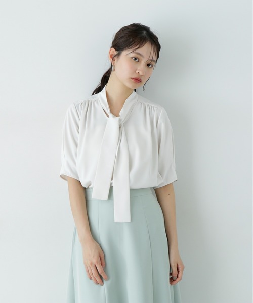 N.(N. Natural Beauty Basic)(エヌエヌナチュラルビューティーベーシック)の「ラチネボウタイブラウス(シャツ/ブラウス・レディース・グレー/オフホワイト/イエロー・MEDIUM)」の4枚目の写真