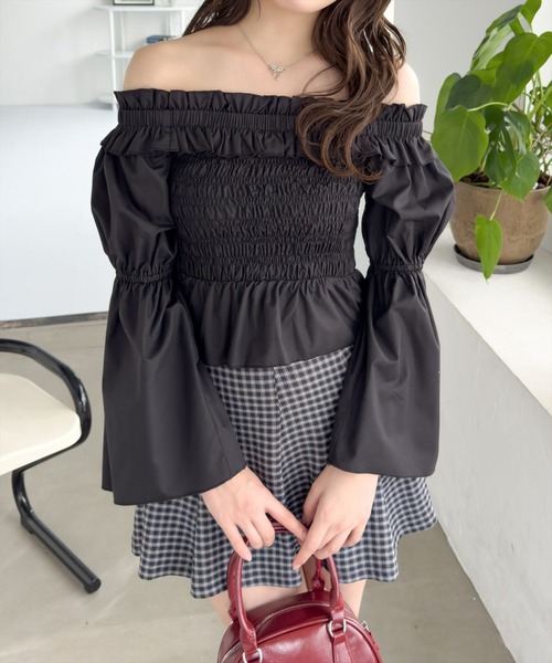 clear（クリア）の「フリルオフショルシャーリングブラウス［大人カジュアル 骨格ウェーブ］≪再入荷≫（シャツ/ブラウス・レディース・サックスブルー/ブラック/オフホワイト/ピンク・F）」の3枚目の写真