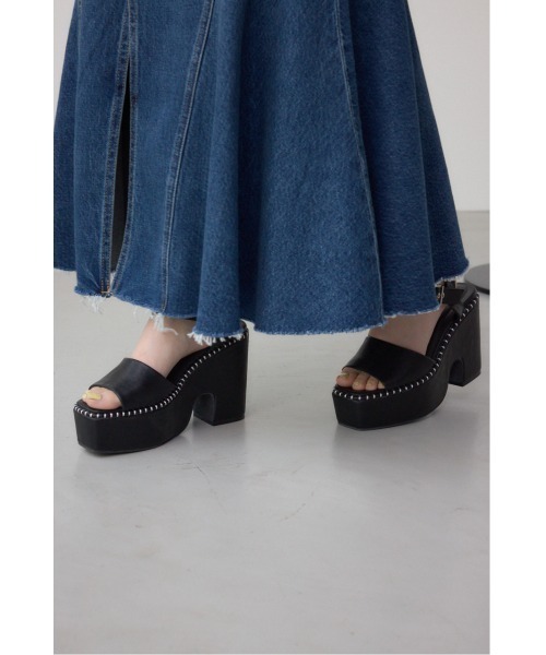 AZUL by moussy(アズールバイマウジー)の「ステッチデザインプラットフォームサンダル(サンダル・レディース・ブラック/ブラウン・SMALL/MEDIUM/LARGE)」の22枚目の写真