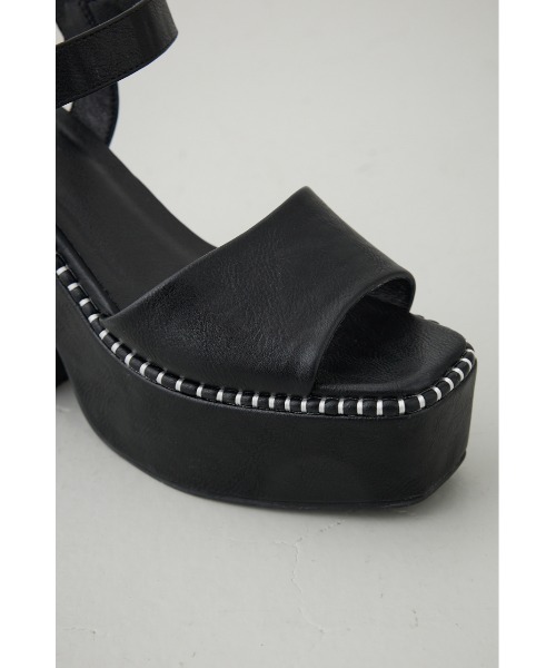 AZUL by moussy(アズールバイマウジー)の「ステッチデザインプラットフォームサンダル(サンダル・レディース・ブラック/ブラウン・SMALL/MEDIUM/LARGE)」の15枚目の写真