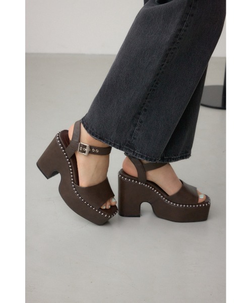 AZUL by moussy(アズールバイマウジー)の「ステッチデザインプラットフォームサンダル(サンダル・レディース・ブラック/ブラウン・SMALL/MEDIUM/LARGE)」の12枚目の写真