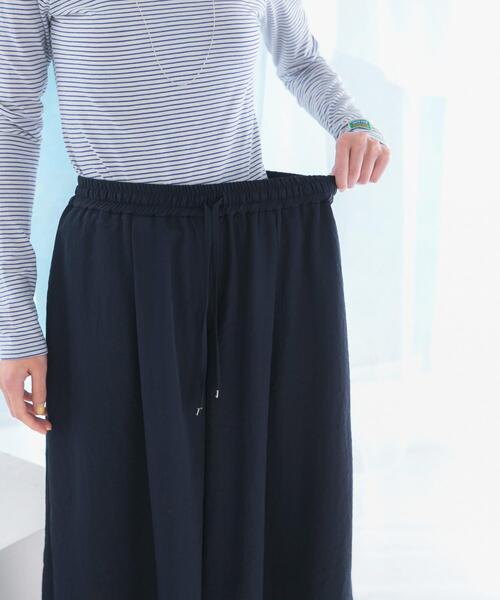 URBAN RESEARCH ROSSO WOMEN（アーバンリサーチ　ロッソ）の「撥水ギャザーワイドパンツ（その他パンツ・レディース・ネイビー/オフホワイト・36/38）」の22枚目の写真