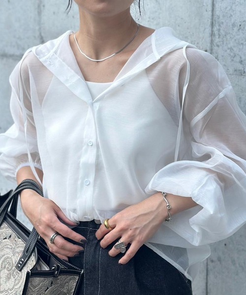 aquagarage（アクアガレージ）の「ビッグフードシアーシャツパーカー（パーカー・レディース・ホワイト/ブラック/ブルー・FREE）」の2枚目の写真