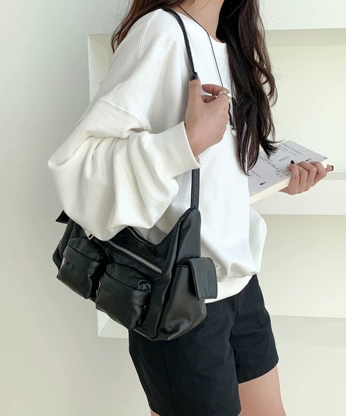 shopnikoniko(ショップニコニコ)の「マルチポケット ベルトショルダー ワンハンドルバッグ(ハンドバッグ・レディース・ブラック・フリー)」の3枚目の写真