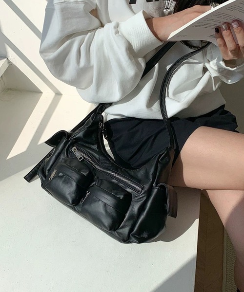 shopnikoniko(ショップニコニコ)の「マルチポケット ベルトショルダー ワンハンドルバッグ(ハンドバッグ・レディース・ブラック・フリー)」の4枚目の写真