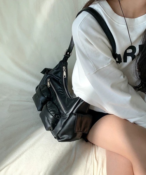 shopnikoniko(ショップニコニコ)の「マルチポケット ベルトショルダー ワンハンドルバッグ(ハンドバッグ・レディース・ブラック・フリー)」の5枚目の写真