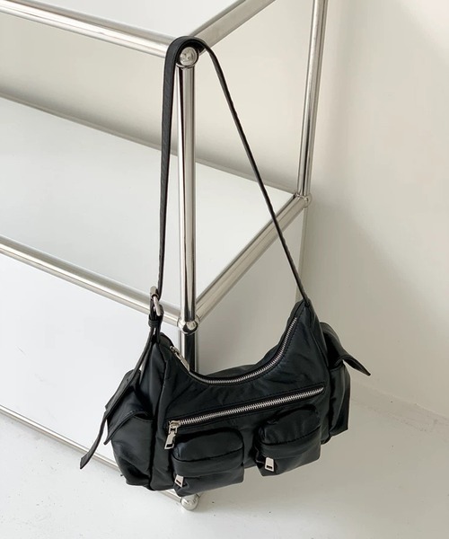 shopnikoniko(ショップニコニコ)の「マルチポケット ベルトショルダー ワンハンドルバッグ(ハンドバッグ・レディース・ブラック・フリー)」の8枚目の写真