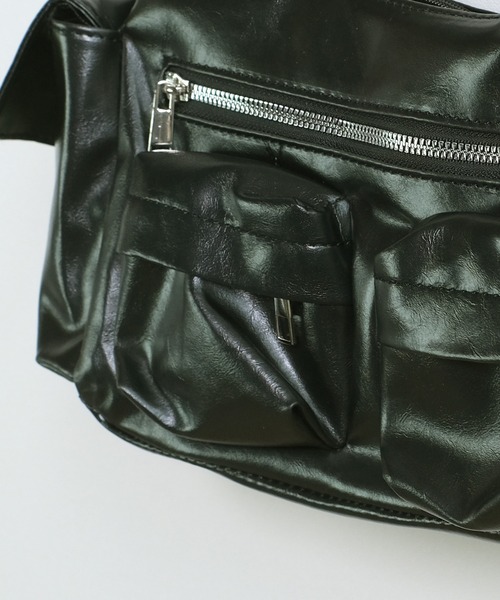 shopnikoniko(ショップニコニコ)の「マルチポケット ベルトショルダー ワンハンドルバッグ(ハンドバッグ・レディース・ブラック・フリー)」の15枚目の写真