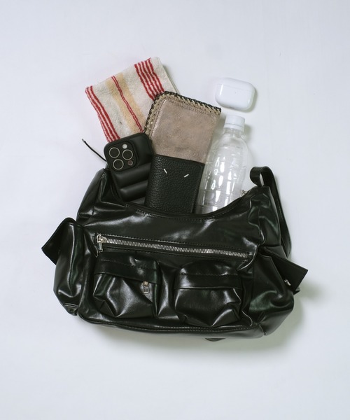 shopnikoniko(ショップニコニコ)の「マルチポケット ベルトショルダー ワンハンドルバッグ(ハンドバッグ・レディース・ブラック・フリー)」の19枚目の写真