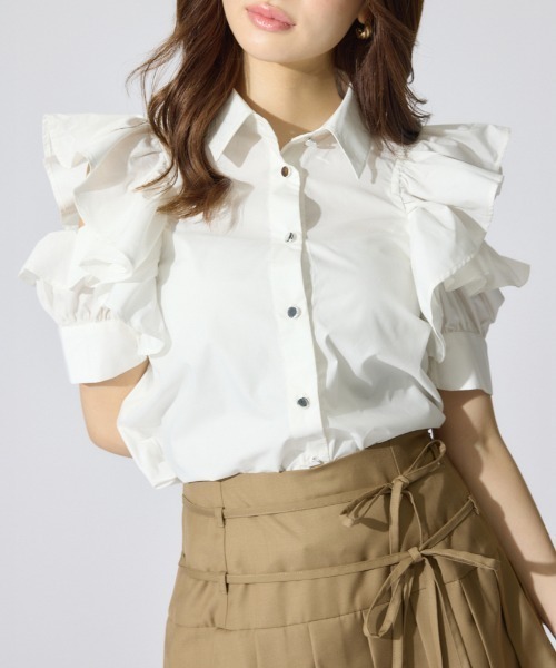 rienda(リエンダ)の「フリルスリーブデザインシャツトップス 夏服 半袖(シャツ/ブラウス・レディース・ホワイト/ベージュ/カーキ・FREE)」の1枚目の写真