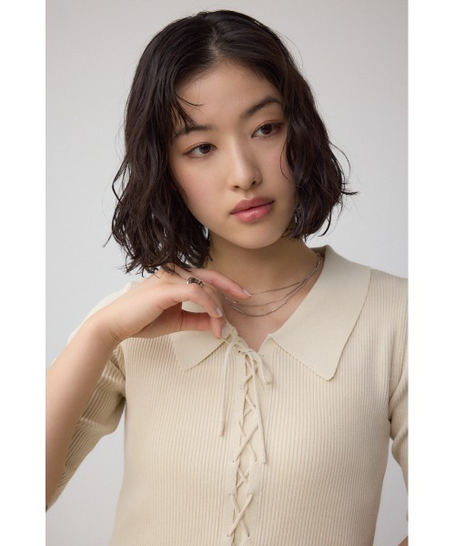 AZUL by moussy（アズールバイマウジー）の「レースアップ5分袖ポロカラーニット（ニット/セーター・レディース・アイボリー/ライム/ブラック・FREE）」の4枚目の写真