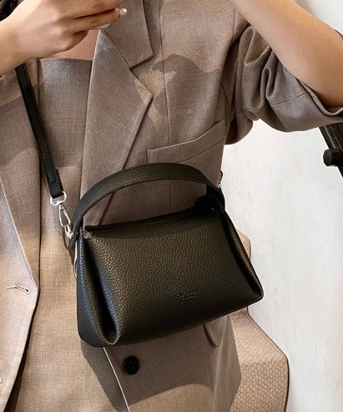gossip!ロサンゼルス(ゴシップロサンゼルス)の「フォールドデザイン ミニバッグ(ショルダーバッグ・レディース・オフホワイト/ブラック/ベージュ・FREE)」の7枚目の写真