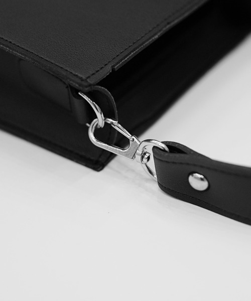 MinoriTY（マイノリティ）の「【MinoriTY】PUスクエアショルダーバッグ メンズ ウィメンズ ユニセックス（ショルダーバッグ・メンズ・ブラック・FREE）」の6枚目の写真