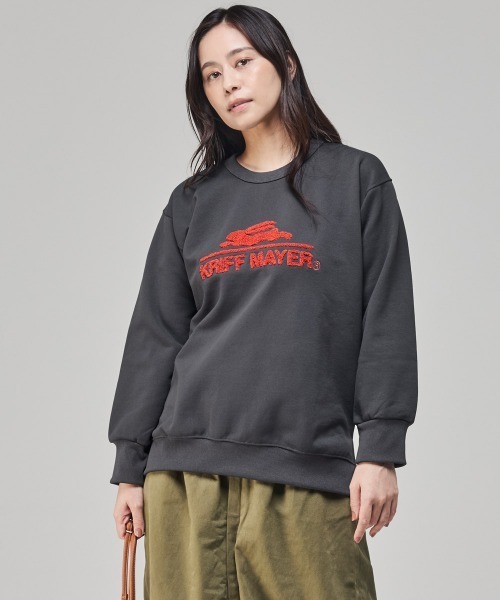 KRIFF MAYER Lady's Collection(クリフメイヤーレディースコレクション)の「【乾きやすい】サガラ刺繍裏起毛クルー(ロゴ)(スウェット・レディース・ブラウン/ナチュラル/パープル/ベージュ/チャコール/カラフル/グリーン/レッド・LARGE/MEDIUM)」の3枚目の写真