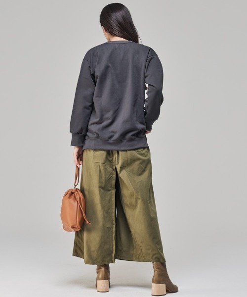 KRIFF MAYER Lady's Collection(クリフメイヤーレディースコレクション)の「【乾きやすい】サガラ刺繍裏起毛クルー(ロゴ)(スウェット・レディース・ブラウン/ナチュラル/パープル/ベージュ/チャコール/カラフル/グリーン/レッド・LARGE/MEDIUM)」の11枚目の写真