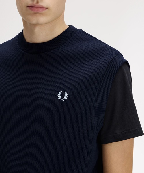 FRED PERRY(フレッドペリー)の「Crew Neck Ribbed Vest/クルーネックリブベスト(ベスト・メンズ・ネイビー・L/M)」の2枚目の写真