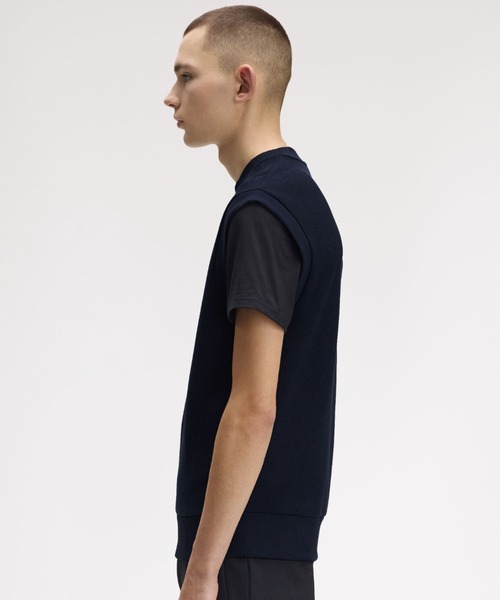 FRED PERRY(フレッドペリー)の「Crew Neck Ribbed Vest/クルーネックリブベスト(ベスト・メンズ・ネイビー・L/M)」の4枚目の写真