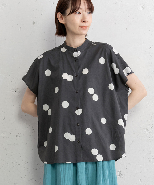 POU DOU DOU(プードゥドゥ)の「ランダムドットバンドカラーシャツ(シャツ/ブラウス・レディース・ブラック/ダークグレー・M)」の2枚目の写真