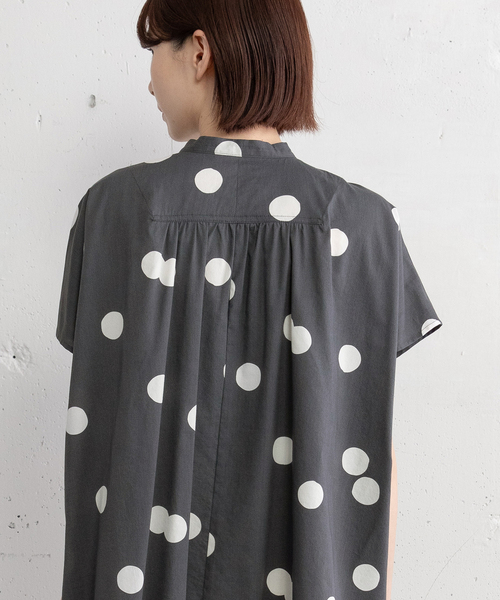 POU DOU DOU(プードゥドゥ)の「ランダムドットバンドカラーシャツ(シャツ/ブラウス・レディース・ブラック/ダークグレー・M)」の15枚目の写真