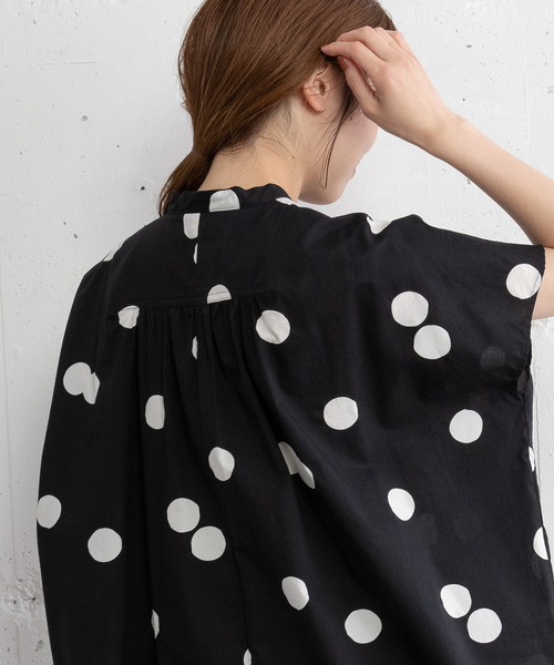 POU DOU DOU(プードゥドゥ)の「ランダムドットバンドカラーシャツ(シャツ/ブラウス・レディース・ブラック/ダークグレー・M)」の11枚目の写真