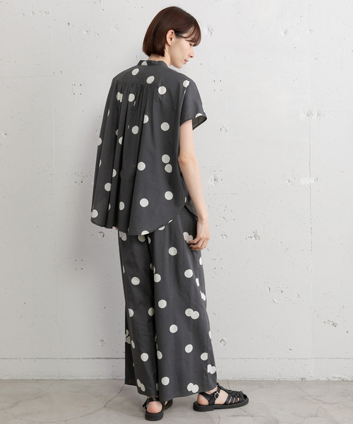 POU DOU DOU(プードゥドゥ)の「ランダムドットバンドカラーシャツ(シャツ/ブラウス・レディース・ブラック/ダークグレー・M)」の3枚目の写真