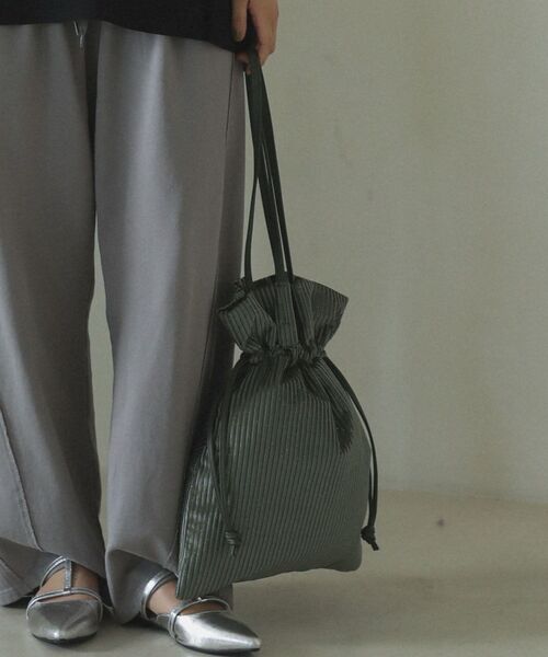 Green　Parks（グリーンパークス）の「andmikka.ラメベロアプリーツ巾着バッグ（ハンドバッグ・レディース・ブラック/カーキ/ボルドー/ブラウン/ベージュ・FREE）」の21枚目の写真