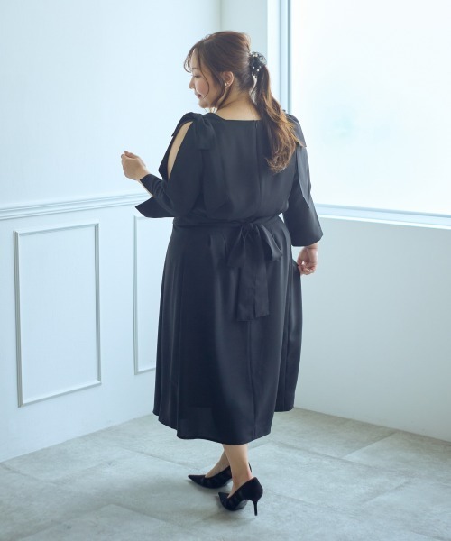 SMILE LAND(スマイルランド)の「<大きいサイズ>【らめちゃんコラボ】ウエストタック肩リボンワンピース JERRY SELECT(ワンピース・レディース・ブラック・3L/L/LL/4L/5L)」の9枚目の写真