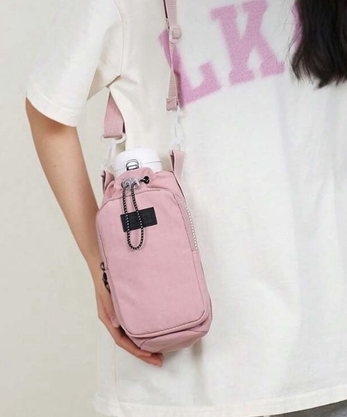 VIBGYOR(ヴィブジョー)の「【IZU】 ボトルホルダー付きミニショルダーバッグ(ブラック/ベージュ/ピンク/ブルー)(ボディバッグ/ウエストポーチ・レディース・ブラック/ブルー/ピンク/ベージュ・FREE)」の12枚目の写真