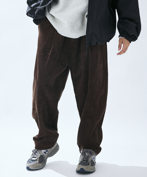 FREAK'S STORE（フリークスストア）の「限定展開 ワイドシルエット コーデュロイ タックパンツ（その他パンツ・メンズ・ブラウン/ベージュ/ブラック/チャコールグレー・LARGE/MEDIUM/SMALL）」の4枚目の写真