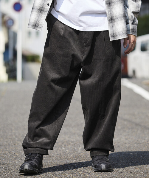 FREAK'S STORE（フリークスストア）の「限定展開 ワイドシルエット コーデュロイ タックパンツ（その他パンツ・メンズ・ブラウン/ベージュ/ブラック/チャコールグレー・LARGE/MEDIUM/SMALL）」の3枚目の写真