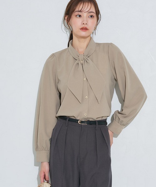 Pierrot（ピエロ）の「ボウタイデザインTブラウス（シャツ/ブラウス・レディース・ベージュ/ネイビー/オフホワイト/グレー/ライトブルー・L/M）」の3枚目の写真