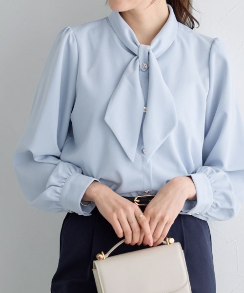 Pierrot（ピエロ）の「ボウタイデザインTブラウス（シャツ/ブラウス・レディース・ベージュ/ネイビー/オフホワイト/グレー/ライトブルー・L/M）」の4枚目の写真