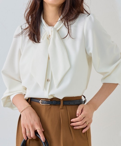 Pierrot（ピエロ）の「ボウタイデザインTブラウス（シャツ/ブラウス・レディース・ベージュ/ネイビー/オフホワイト/グレー/ライトブルー・L/M）」の16枚目の写真