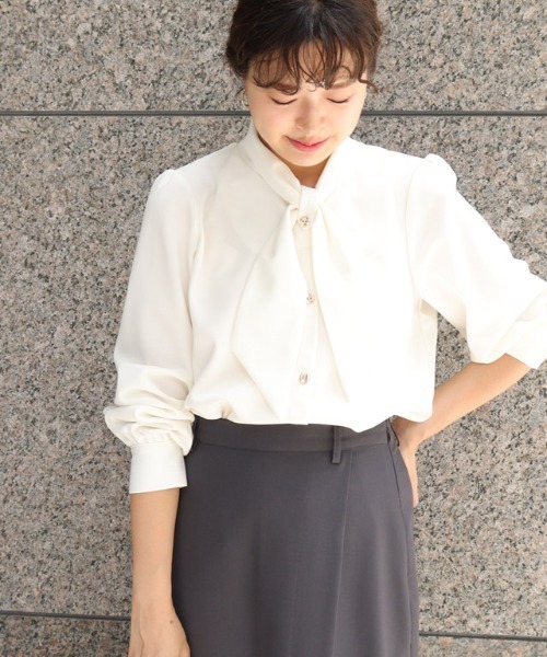 Pierrot（ピエロ）の「ボウタイデザインTブラウス（シャツ/ブラウス・レディース・ベージュ/ネイビー/オフホワイト/グレー/ライトブルー・L/M）」の9枚目の写真