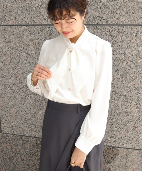 Pierrot（ピエロ）の「ボウタイデザインTブラウス（シャツ/ブラウス・レディース・ベージュ/ネイビー/オフホワイト/グレー/ライトブルー・L/M）」の10枚目の写真