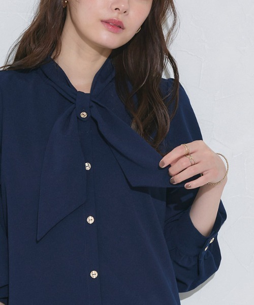 Pierrot（ピエロ）の「ボウタイデザインTブラウス（シャツ/ブラウス・レディース・ベージュ/ネイビー/オフホワイト/グレー/ライトブルー・L/M）」の6枚目の写真