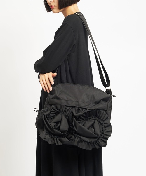 gomme(ゴム)の「フリルデコミリタリーバッグ(ショルダーバッグ・レディース・ブラック/カーキ・FREE)」の2枚目の写真