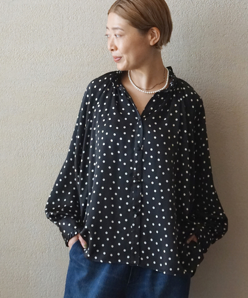 JOURNAL STANDARD LUXE(ジャーナルスタンダード ラックス)の「ドットプリーツディテールシャツ(シャツ/ブラウス・レディース・ブラック・FREE)」の2枚目の写真