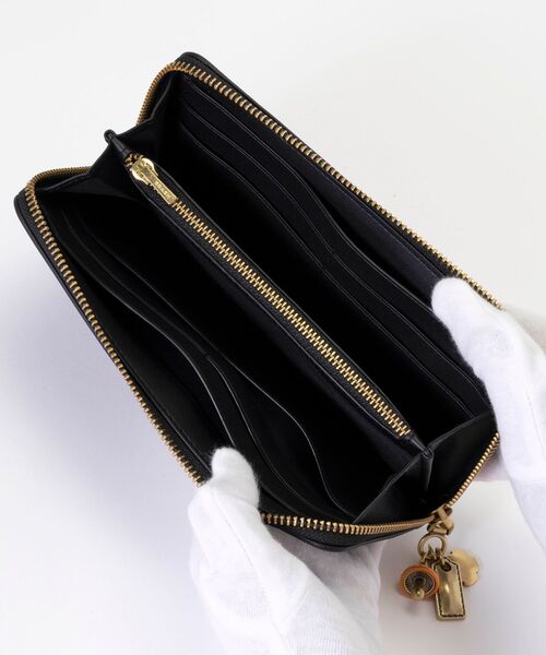 エッセンシャル スリム アコーディオン ジップ ウォレット・チャーム