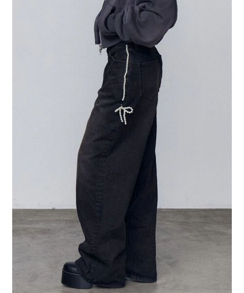 EMODA（エモダ）の「サイドパールルーズジーンズ（デニムパンツ・レディース・インディゴブルー/ブラック・SMALL/MEDIUM）」の2枚目の写真