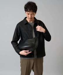 a.v.v（アーヴェヴェ）の「フェイクレザーハーフムーンショルダーバッグ（その他小物）」