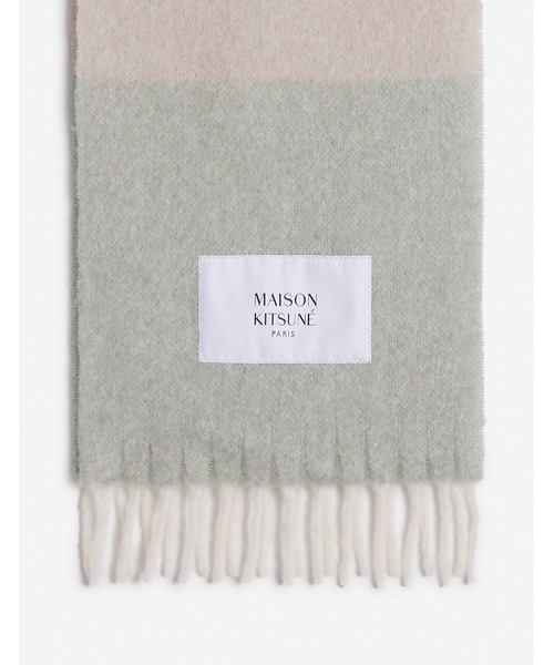 Maison Kitsune（メゾンキツネ）の「ALPACA STRIPED SCARF（マフラー・メンズ・ブルー/レッド/アイボリー/グリーン系その他・U）」の3枚目の写真