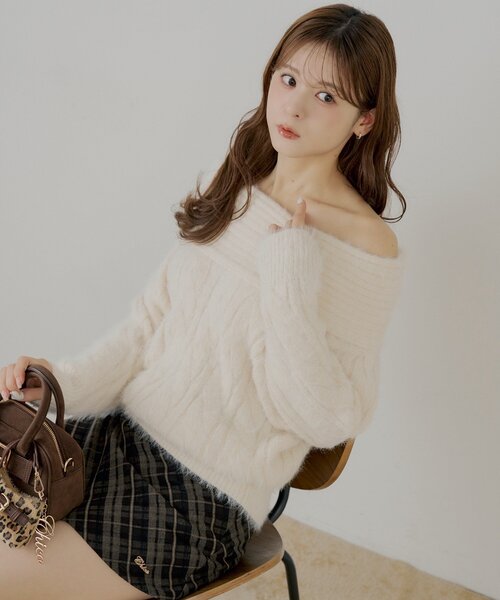 Chico（チコ）の「リブデザインオフショルルーズニット（ニット/セーター・レディース・グレー/ベージュ/ブラウン/アイボリー/レッド・FREE）」の2枚目の写真