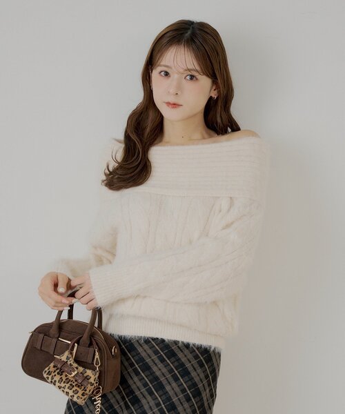 Chico（チコ）の「リブデザインオフショルルーズニット（ニット/セーター・レディース・グレー/ベージュ/ブラウン/アイボリー/レッド・FREE）」の6枚目の写真